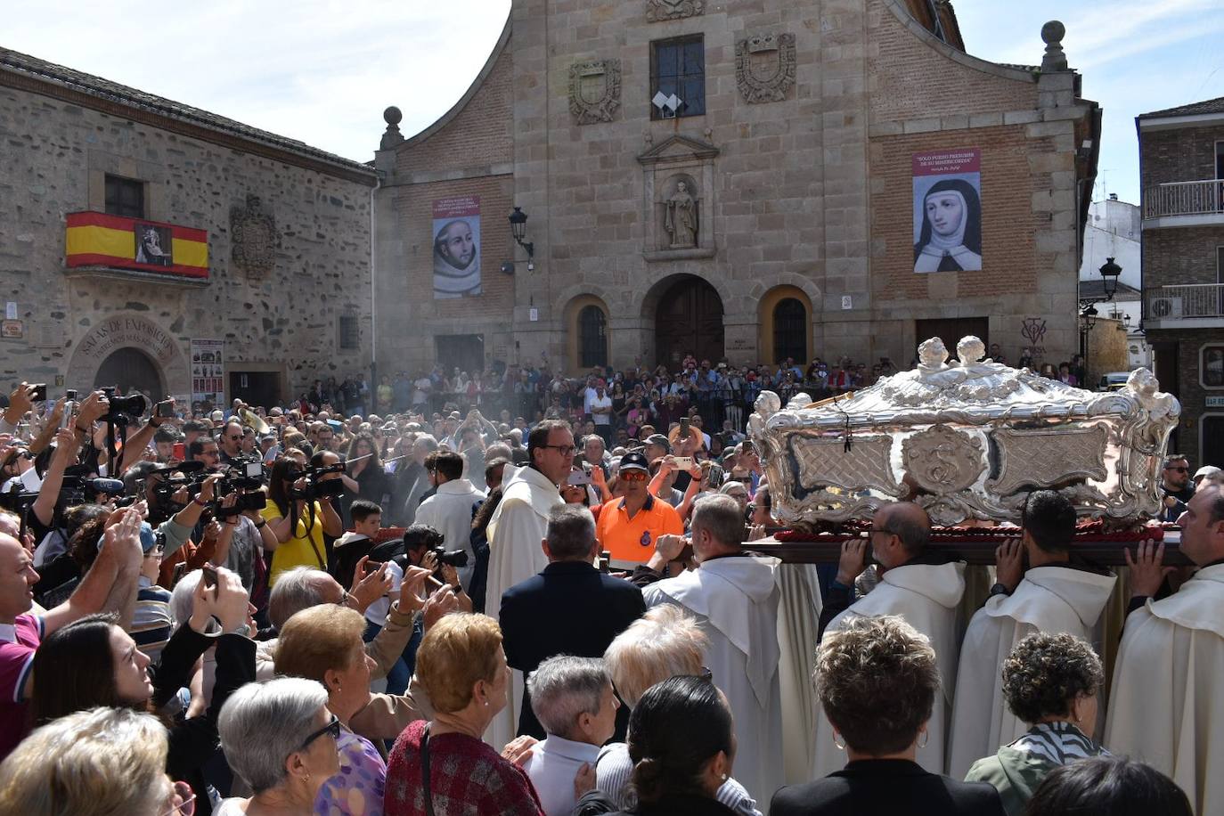 El traslado de la urna de Santa Teresa, en imágenes