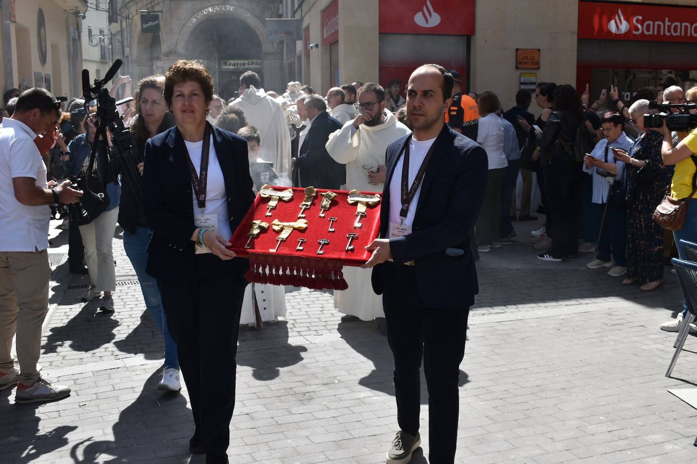 Imagen secundaria 2 - Los albenses despiden a Santa Teresa en un traslado extraordinario con la urna de plata por las calles de la villa ducal