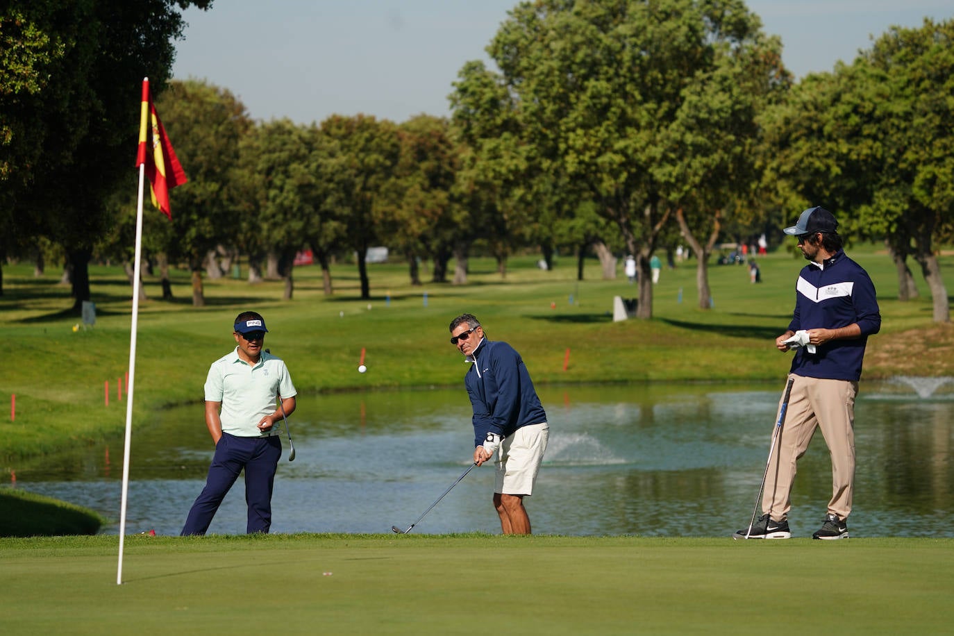 Profesionales y aficionados se lucen en La Valmuza Golf