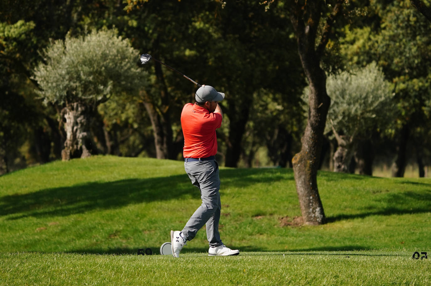 Profesionales y aficionados se lucen en La Valmuza Golf