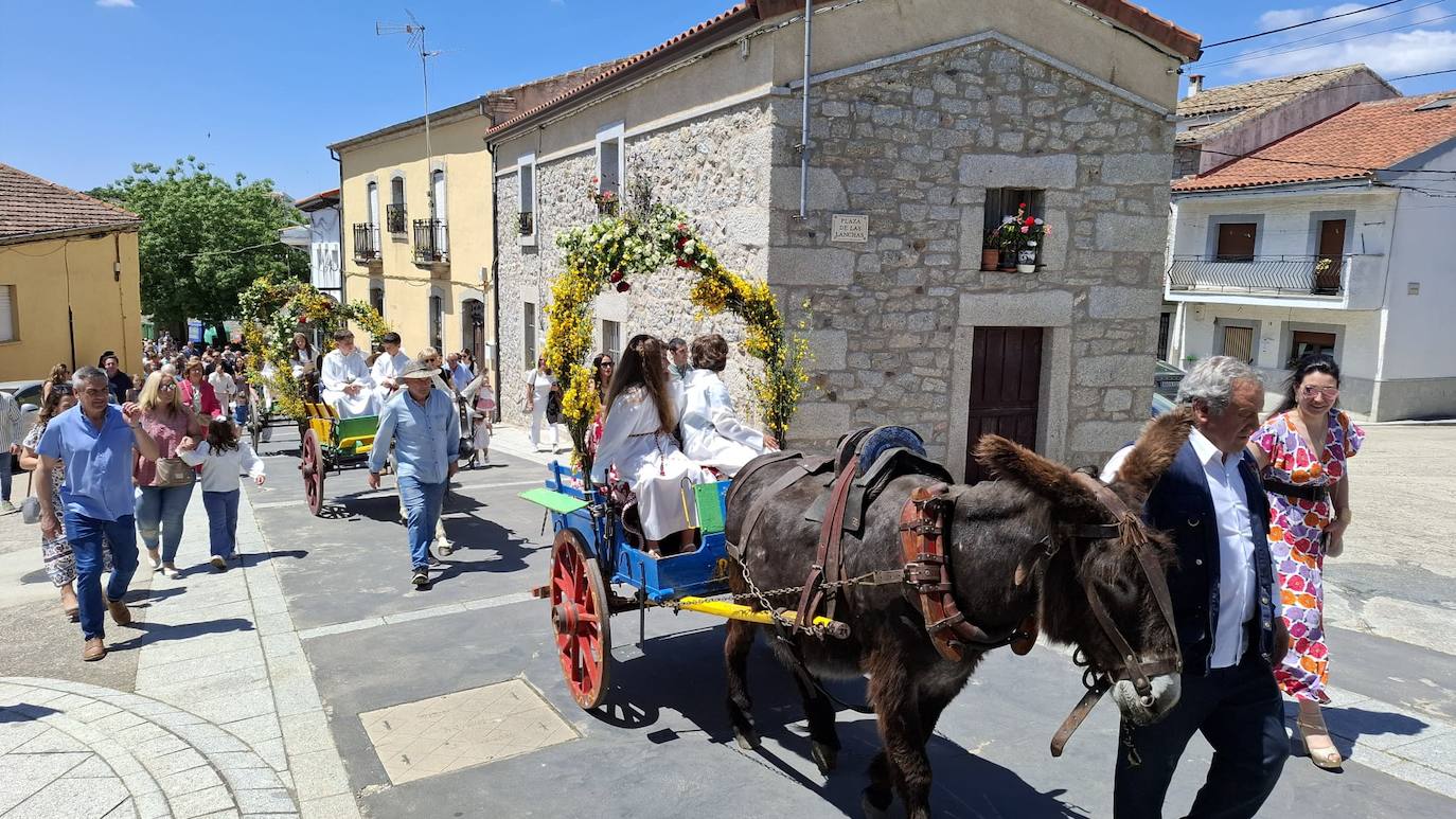 Los Santos celebra el día de la parroquia con la Primera comunión de siete niños