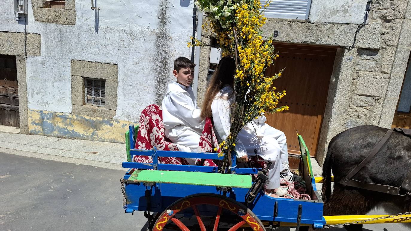 Los Santos celebra el día de la parroquia con la Primera comunión de siete niños
