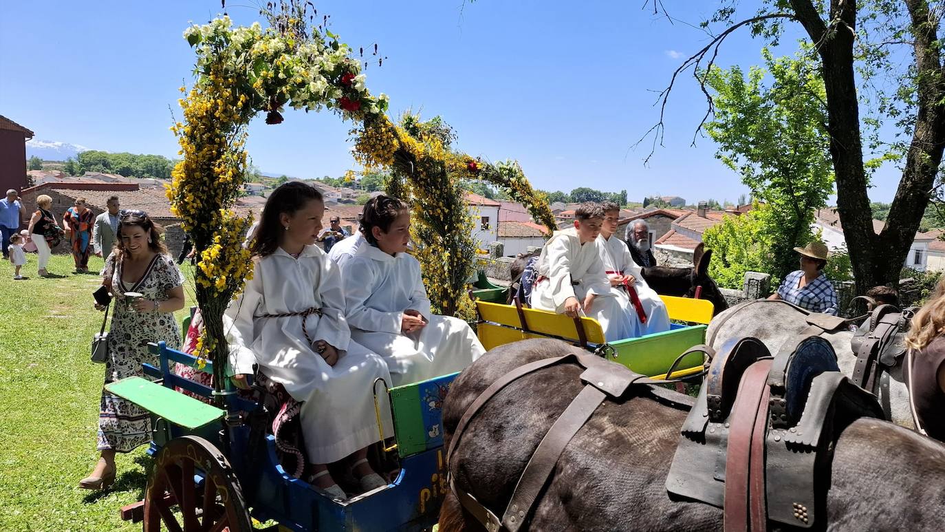 Los Santos celebra el día de la parroquia con la Primera comunión de siete niños