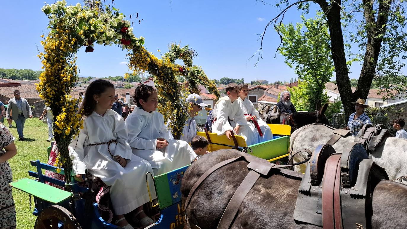 Los Santos celebra el día de la parroquia con la Primera comunión de siete niños