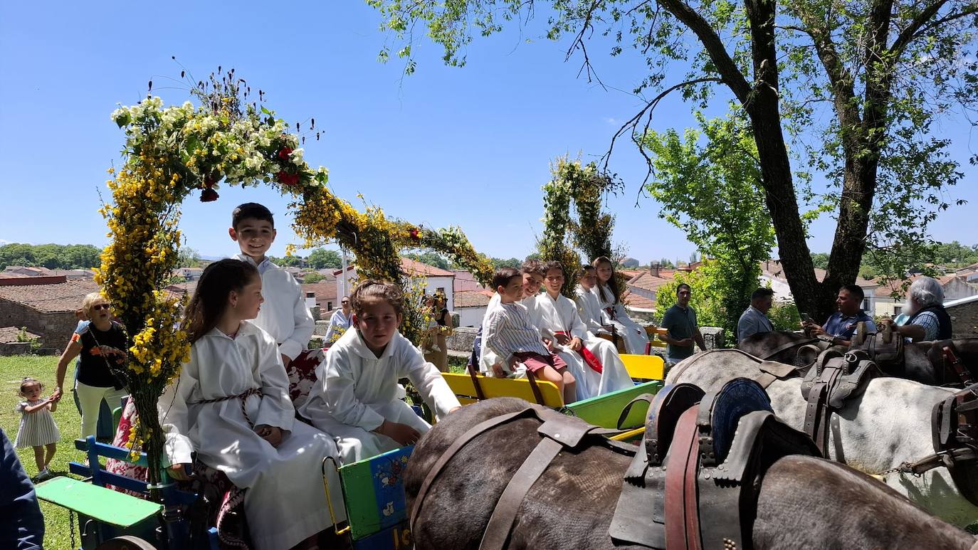 Los Santos celebra el día de la parroquia con la Primera comunión de siete niños