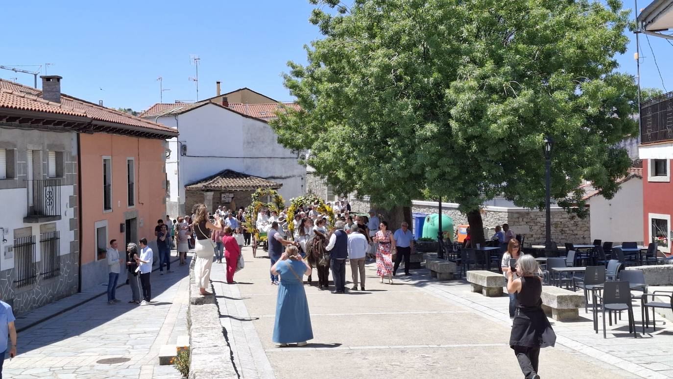 Los Santos celebra el día de la parroquia con la Primera comunión de siete niños