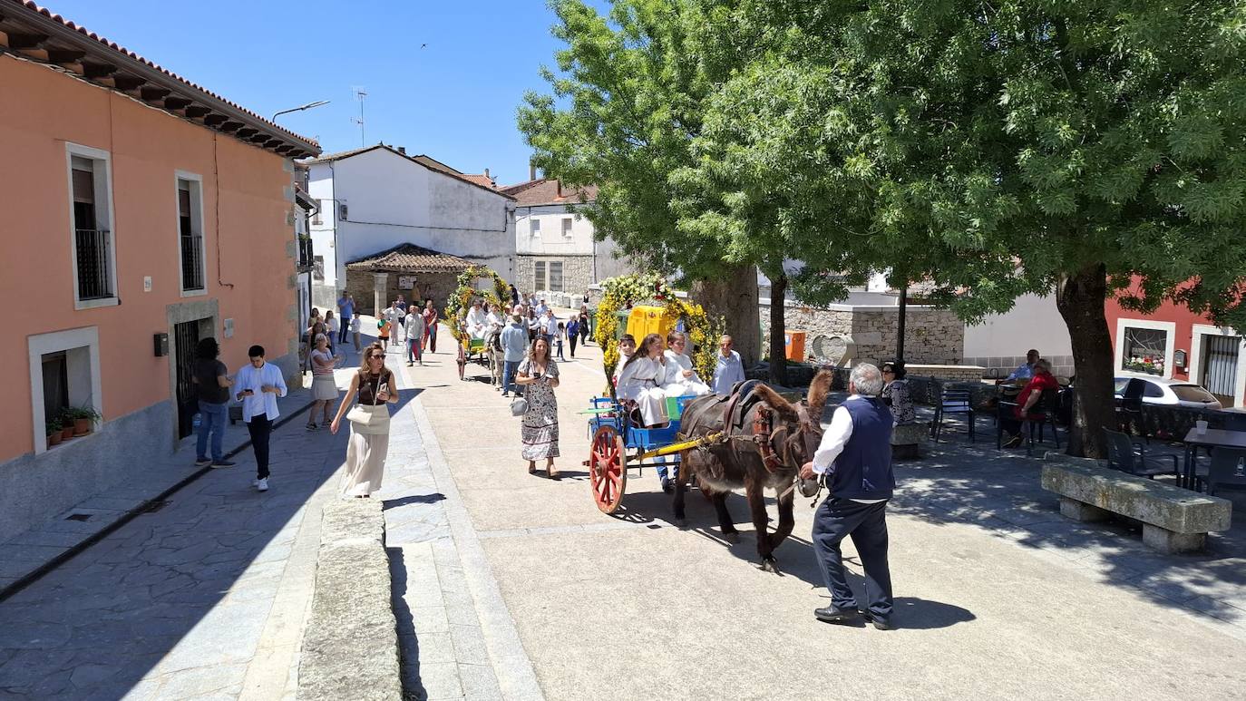 Los Santos celebra el día de la parroquia con la Primera comunión de siete niños