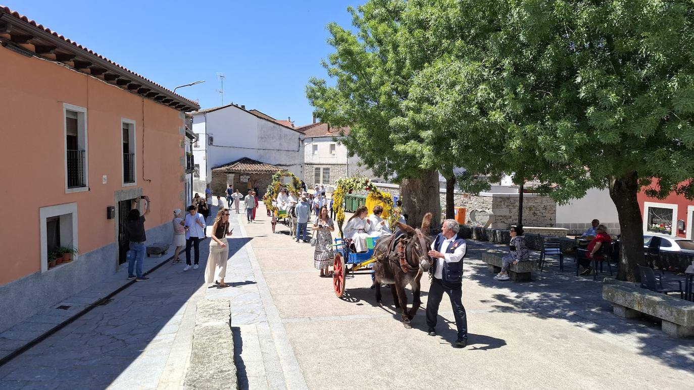 Los Santos celebra el día de la parroquia con la Primera comunión de siete niños