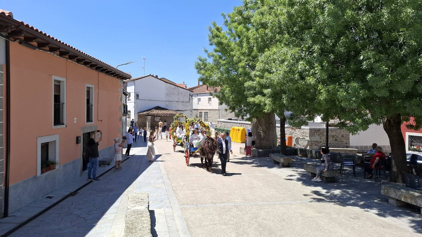 Los Santos celebra el día de la parroquia con la Primera comunión de siete niños