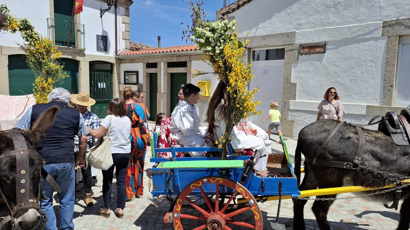 Los Santos celebra el día de la parroquia con la Primera comunión de siete niños