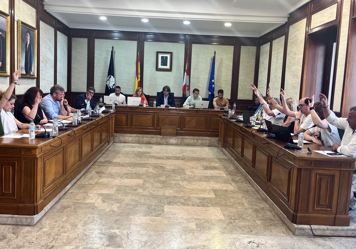 Imagen de los concejales de la oposición, en el momento de votar en contra de la modificación del reglamento de los premios del deporte.