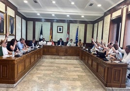 Imagen de los concejales de la oposición, en el momento de votar en contra de la modificación del reglamento de los premios del deporte.