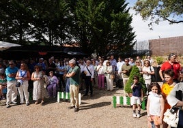 Jugadores y acompañantes, siguiendo la entrega de premios y el sorteo de regalos junto a la carpa del Restaurante Aire by Tapas.