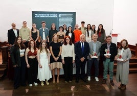 Foto de familia de los deportistas y equipos premiados y las autoridades.