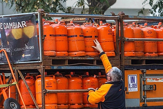 Bombonas en un camión de reparto.