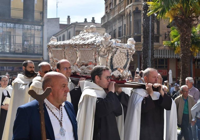 Imagen del traslado de la urna con los restos de Santa Teresa.