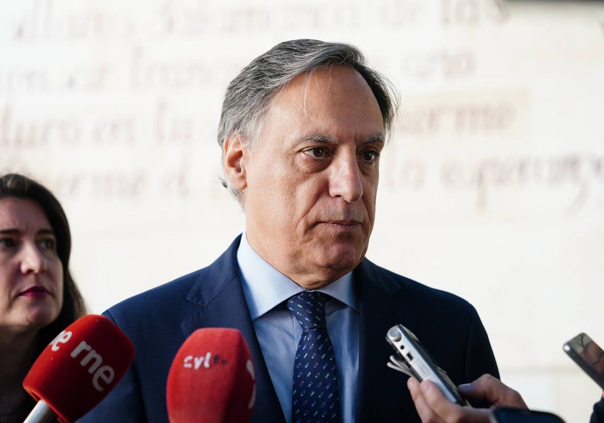 Carbayo clama por la mejora de las conexiones: «¿Cuántas veces tenemos que llenar la Plaza Mayor?»