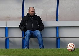 Manuel Lovato siguiendo un entrenamiento del primer equipo este mismo curso, desde uno de los banquillos de Las Pistas.