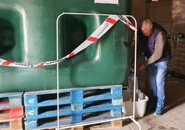 Un vecino de Rollán cogiendo agua en el depósito instalado por la Diputación en la localidad.