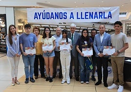 Imagen de la entrega de premios a los ganadores del certamen de dibujos.
