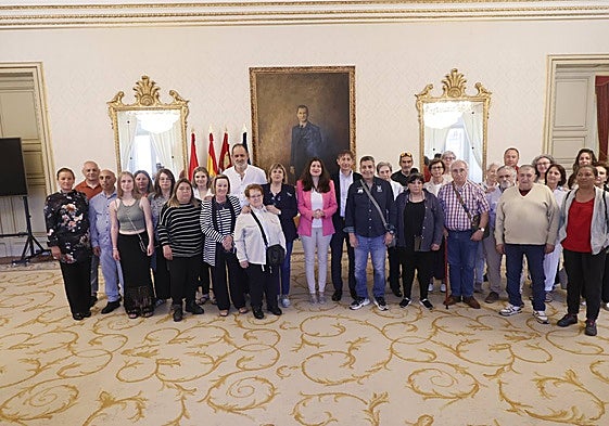 El grupo del Centro Ranquines, junto a las representantes municipales este miércoles en el Salón de Recepciones del Ayuntamiento.
