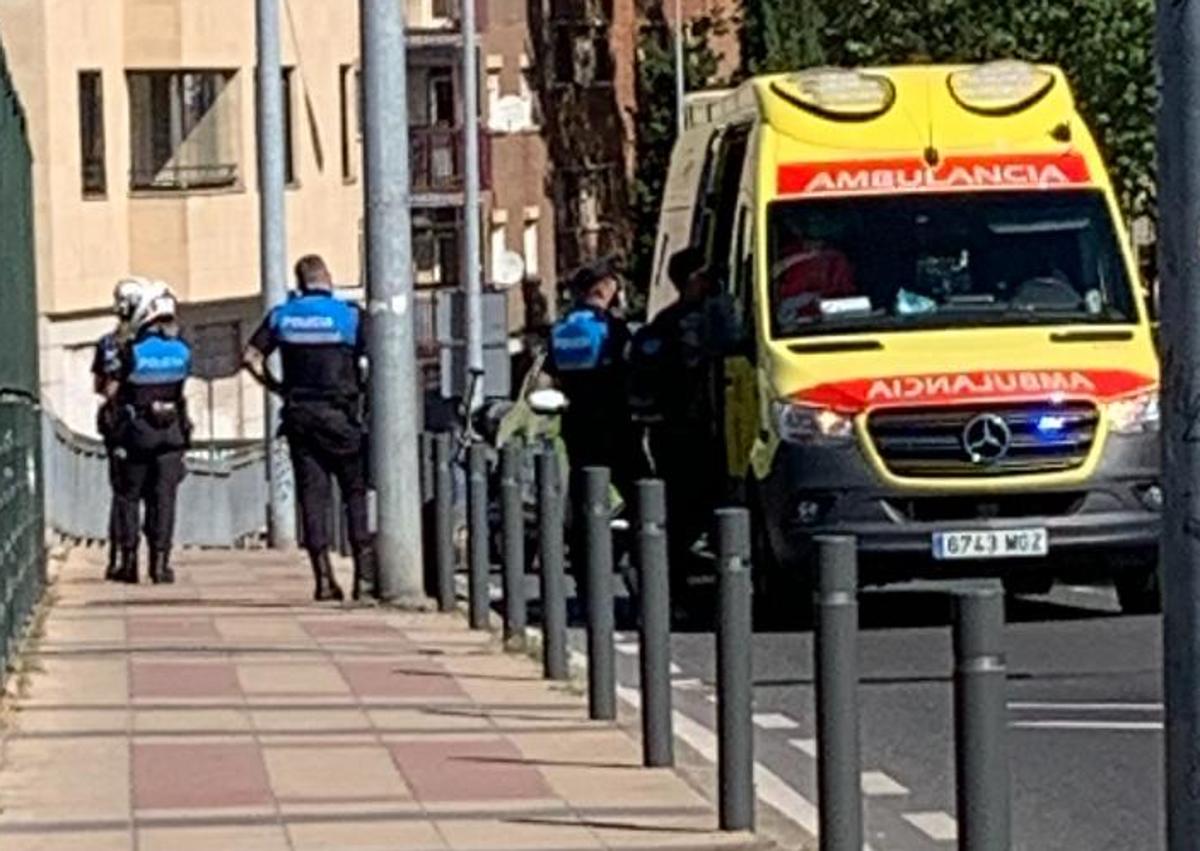 Imagen secundaria 1 - Un camionero cae fulminado en plena calle Jamaica y se teme lo peor