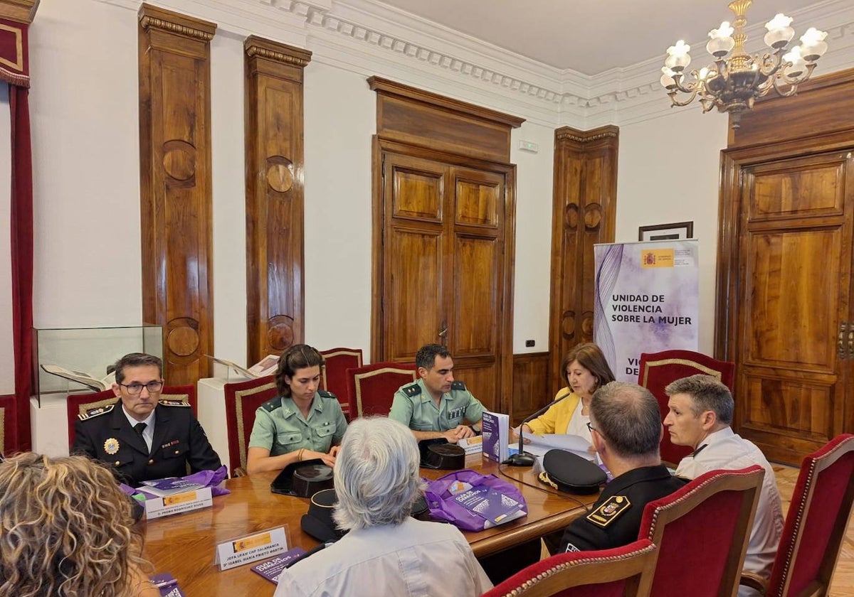 Más de 200 guías para ayudar a policías y guardias civiles ante los casos de violencia de género y sexual