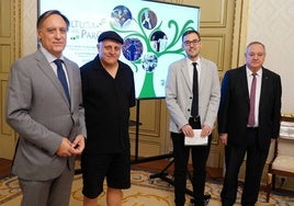 El alcalde, Carlos García Carbayo, durante la presentación del nuevo programa 'Cultura en los Parques'.