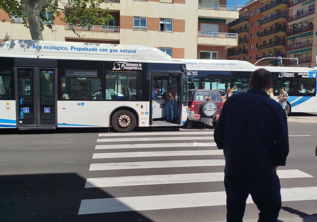 Susto en el paseo de San Vicente con una espectacular colisión entre un autobús y un todoterreno