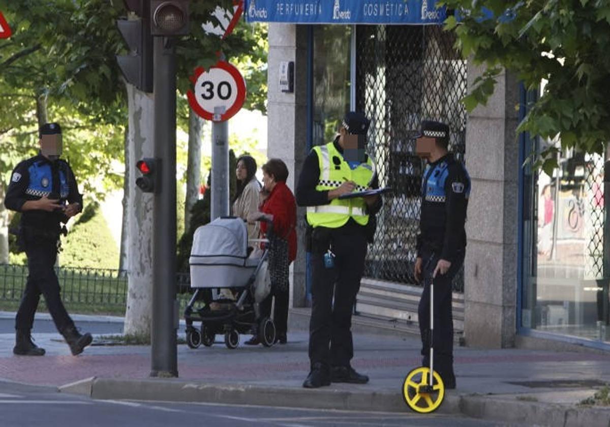 Los agentes realizan mediciones en el lugar tras el trágico atropello.