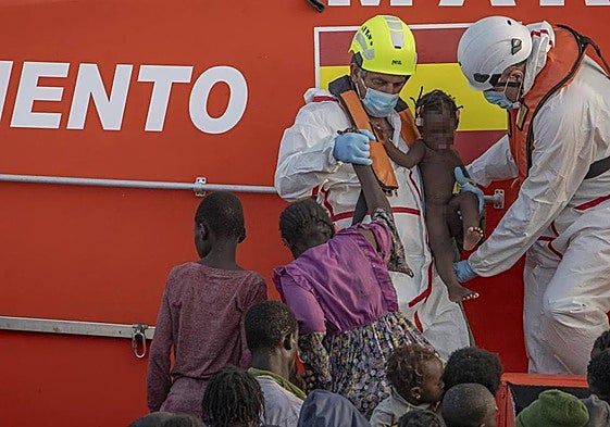 Al menos siete mujeres fallecidas tras volcar un cayuco en El Hierro con más de un centenar de personas