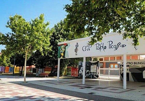 La entrada del colegio Pablo Picasso de Carbajosa de la Sagrada.