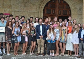 El alcalde, Marcos Iglesias, y el edil Ramón Sastre junto a integrantes de la comitiva americana.