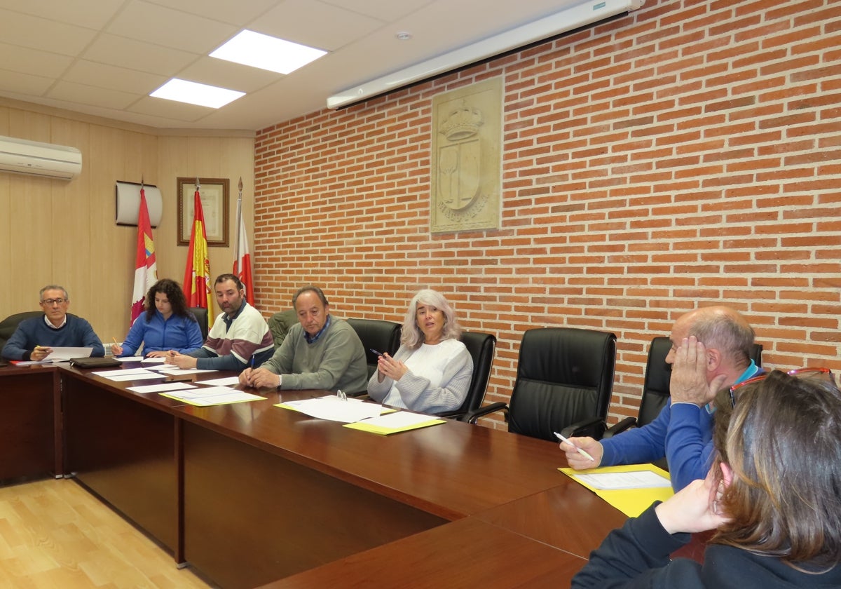 Concejales en sesión de pleno en Macotera.