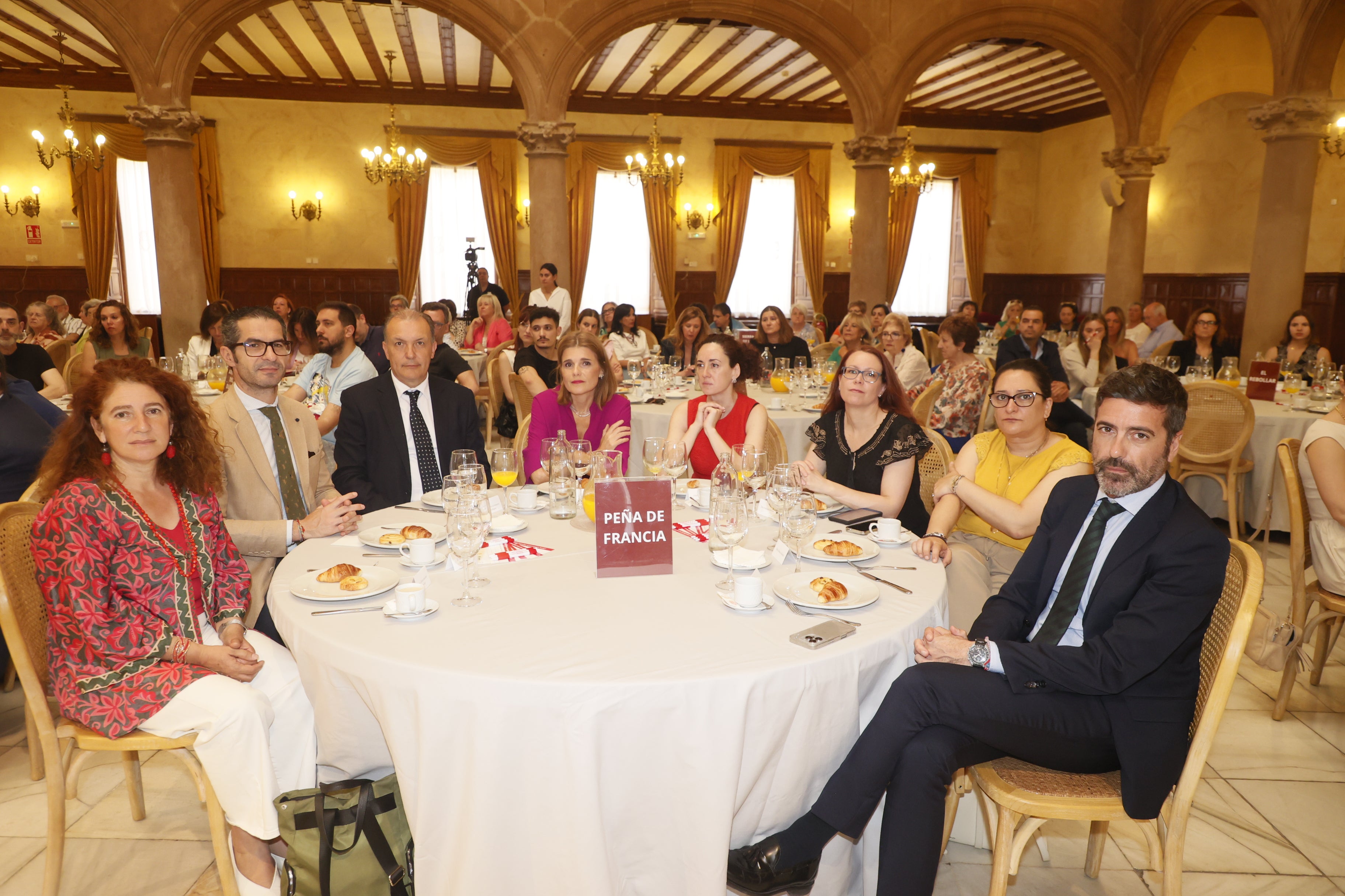 Elvira Sánchez (Ayuntamiento de Salamanca), Emilio Checa (Cámara de Comercio), Alberto Gurrionero (Unicaja), Almudena Parres (Ayuntamiento de Salamanca), Mónica Ponte (LA GACETA ), Soledad Gómez (ASECOV), Rebeca Mendo (CEOE) y Antonio Flórez (Confederación de Empresarios de Salamanca).