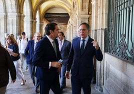 El consejero Juan Carlos Suárez-Quiñones junto al alcalde, Carlos García Carbayo.