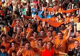 Los jugadores y su afición celebran la victoria a nivel regional.