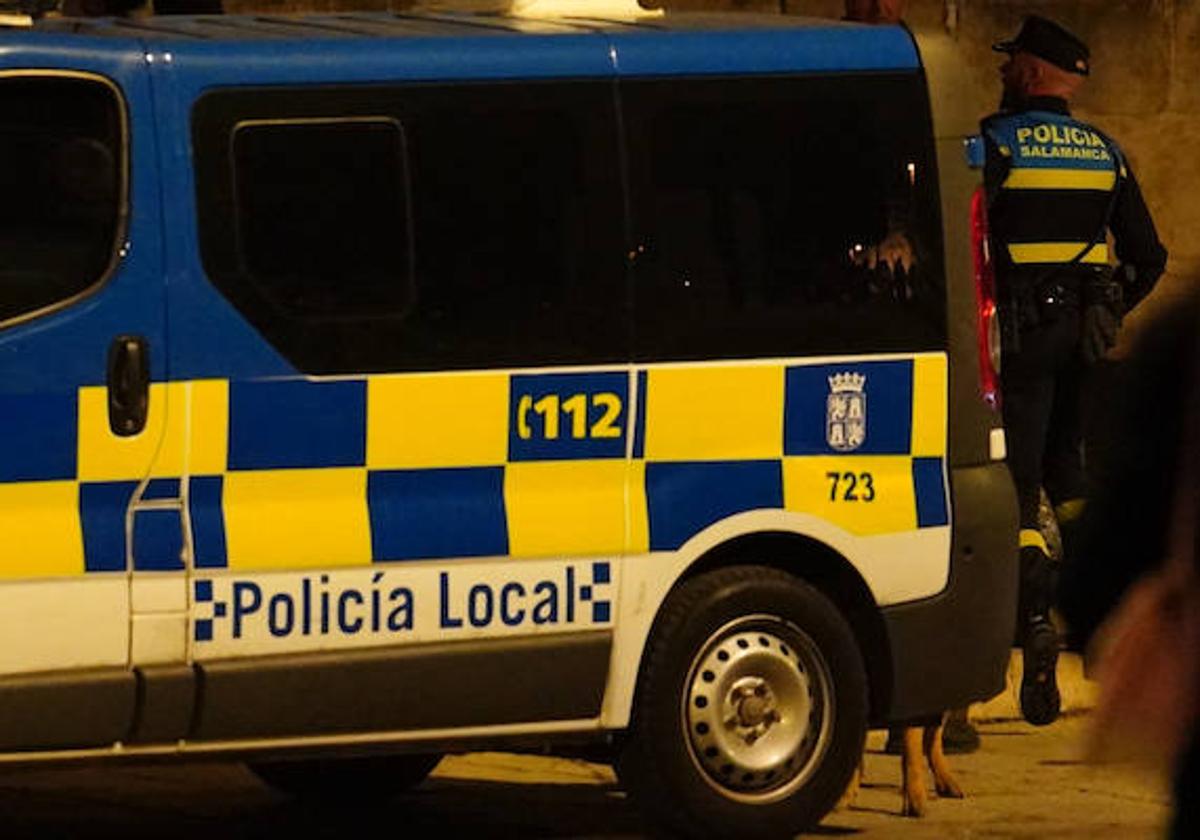 Imagen de un furgón de la Policía Local aparcado en una de las calles de la capital.