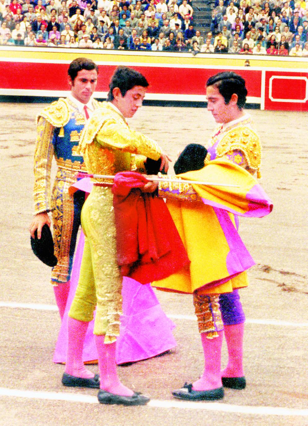 La plaza de Vista Alegre de Bilbao fue el escenario de la alternativa de El Niño de la Capea, con Paco Camino de padrino y Paquirri de testigo el 19 de junio de 1972, con toros de Lisardo Sánchez. Fue una tarde triunfal logrando cortar las dos orejas del toro de la alternativa. 