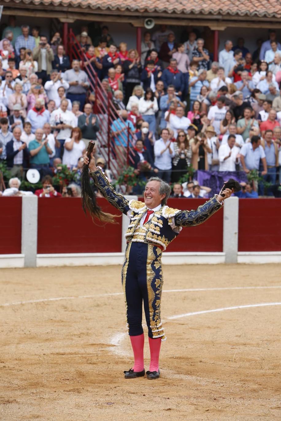 En su primer toro cortó dos orejas y rabo ante una plaza a rebosar plagada de amigos y familiares que no quisieron perderse el festejo del aniversario de su alternativa. 