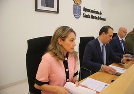 Marta Labrador, David Mingo y Jesús Hernández, en el pleno de Santa Marta de Tormes.