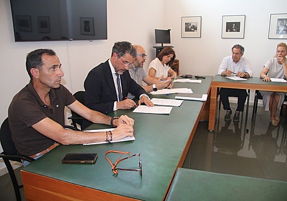 Salvado Ruano, Ángel Peralvo, Daniel Velasco, Soledad García, Víctor Zato y María José García, en el pleno.