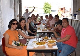 Un grupo de vecinos con la paella.