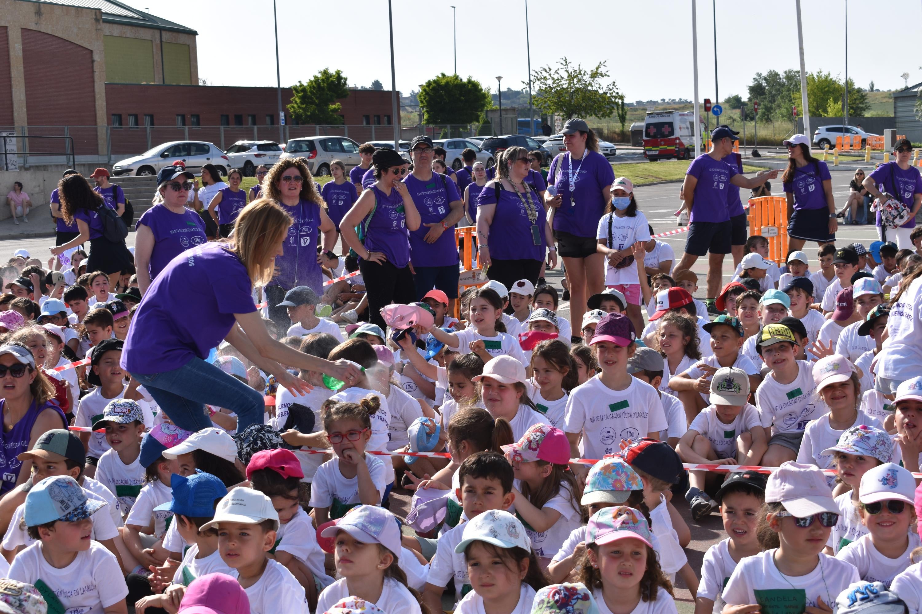 Bailes, solidaridad y convivencia bajo un sol de justicia para celebrar el Día de la Educación Física en la Calle en Carbajosa