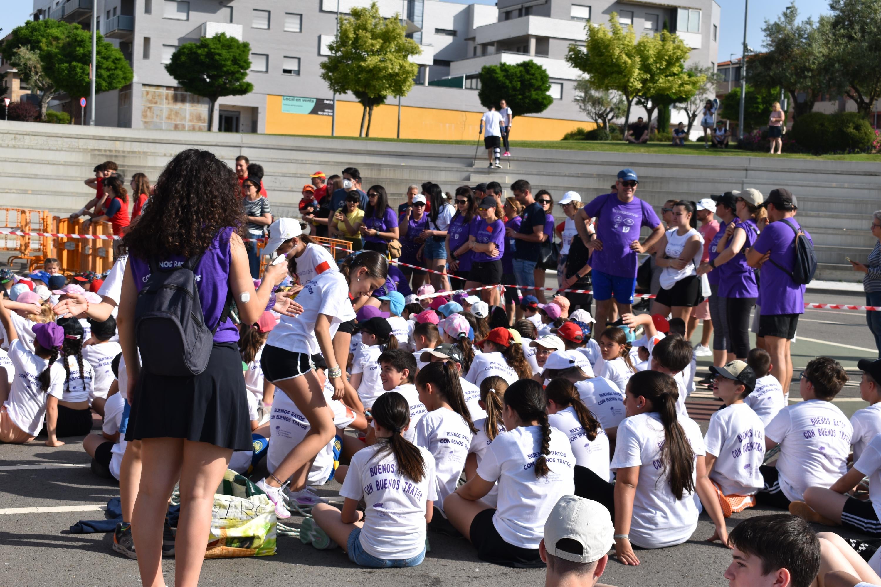Bailes, solidaridad y convivencia bajo un sol de justicia para celebrar el Día de la Educación Física en la Calle en Carbajosa