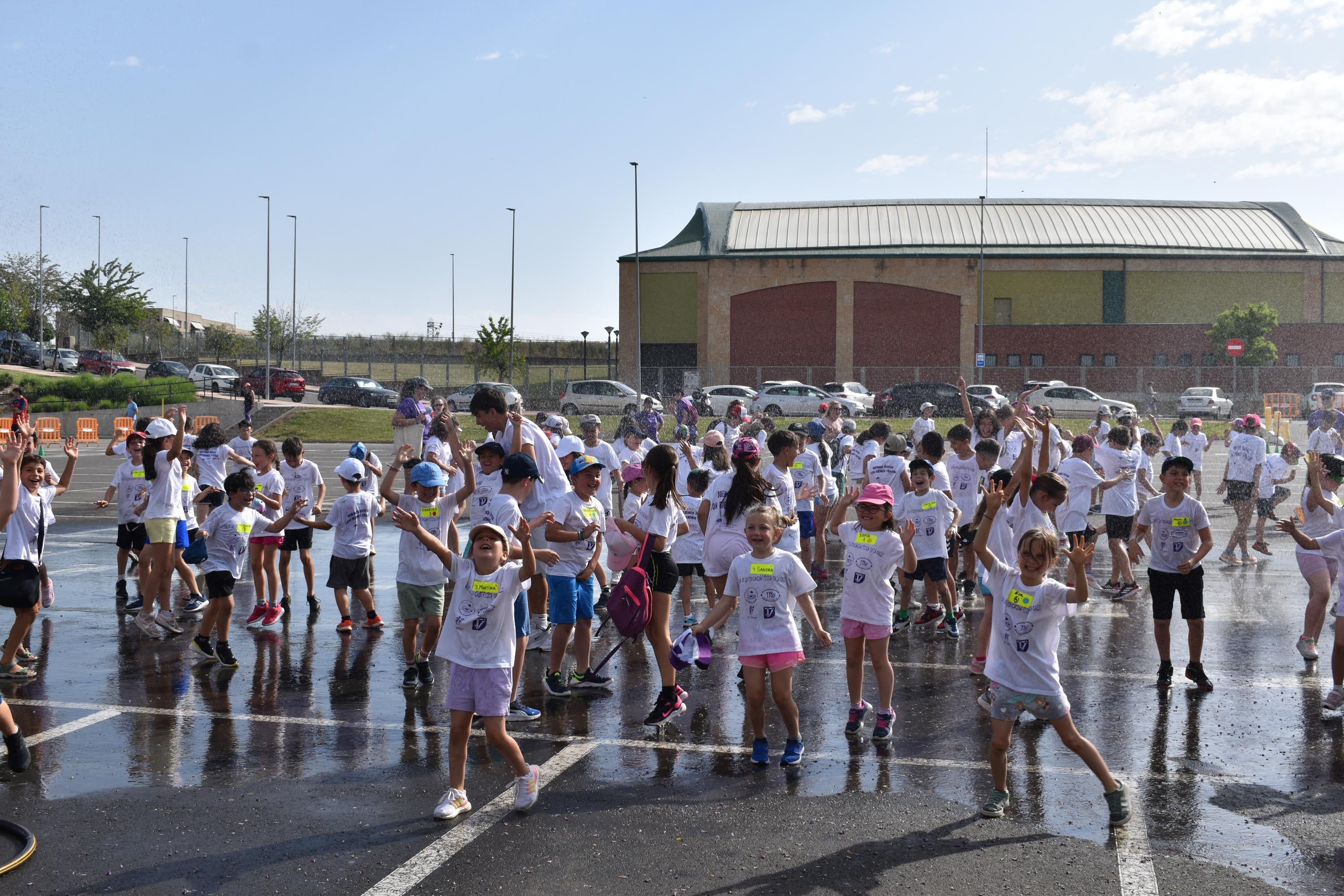 Bailes, solidaridad y convivencia bajo un sol de justicia para celebrar el Día de la Educación Física en la Calle en Carbajosa
