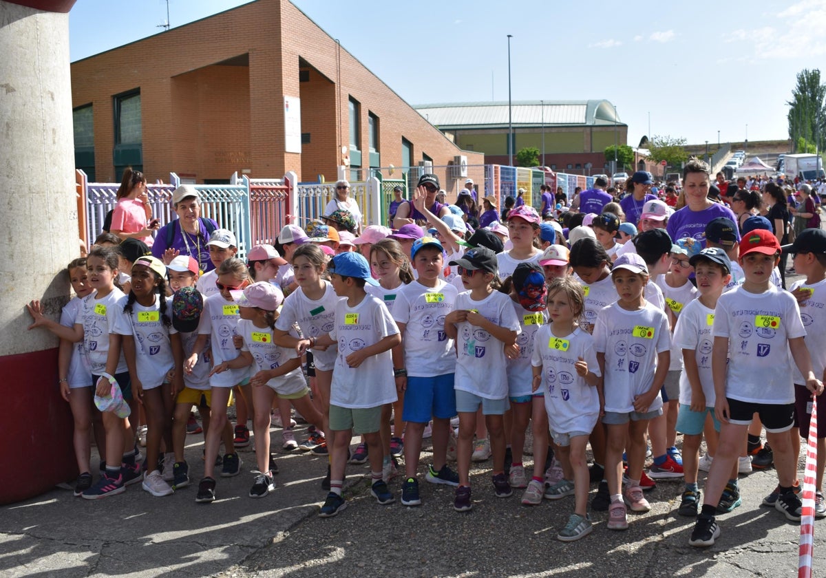 Bailes, solidaridad y convivencia bajo un sol de justicia para celebrar el Día de la Educación Física en la Calle en Carbajosa