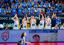 Vilaró e Iyana celebran una canasta desde el banquillo junto al resto de compañeras.