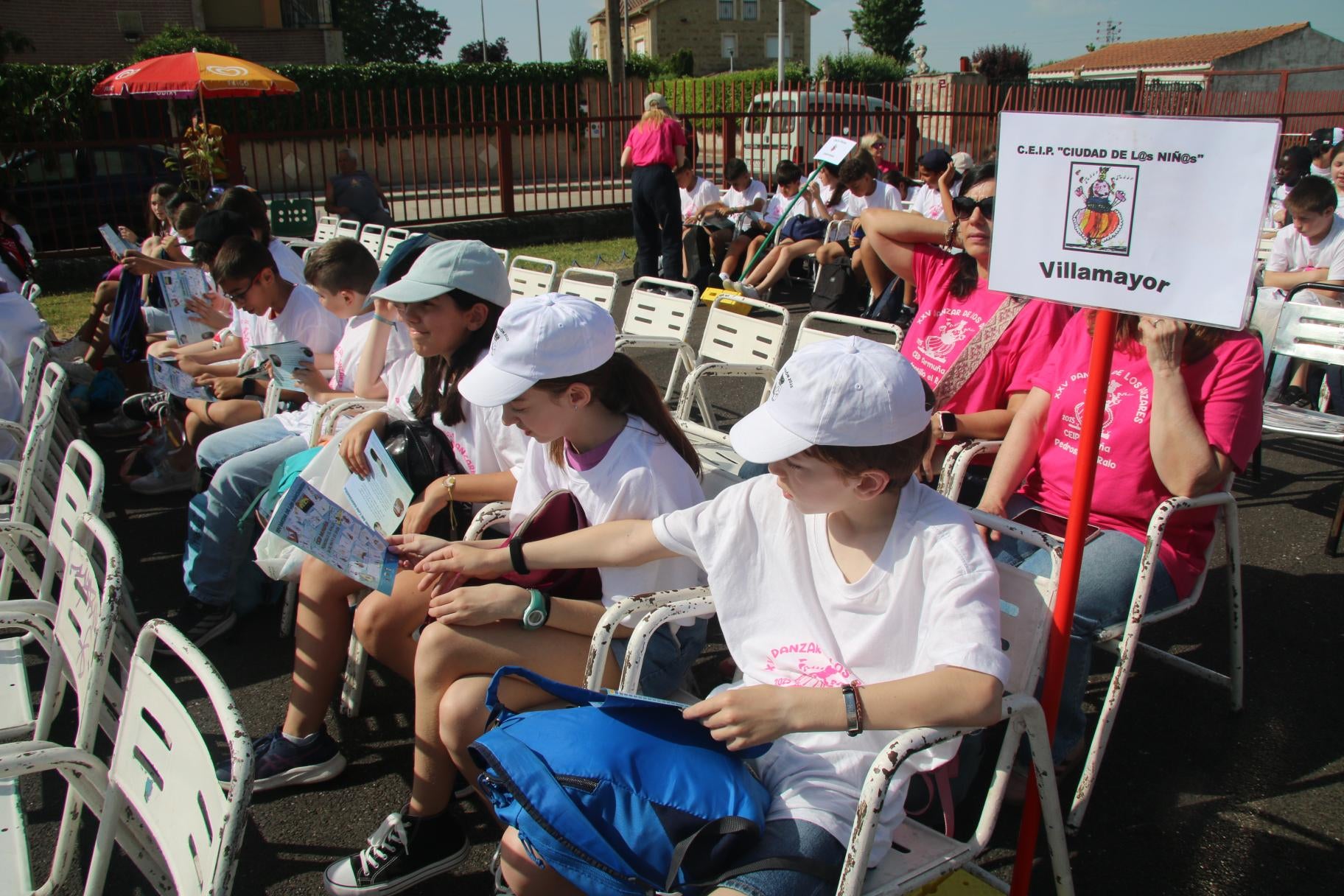 Un baile con mil niños para celebrar el XXV Danzar de los Danzares en Pedrosillo el Ralo