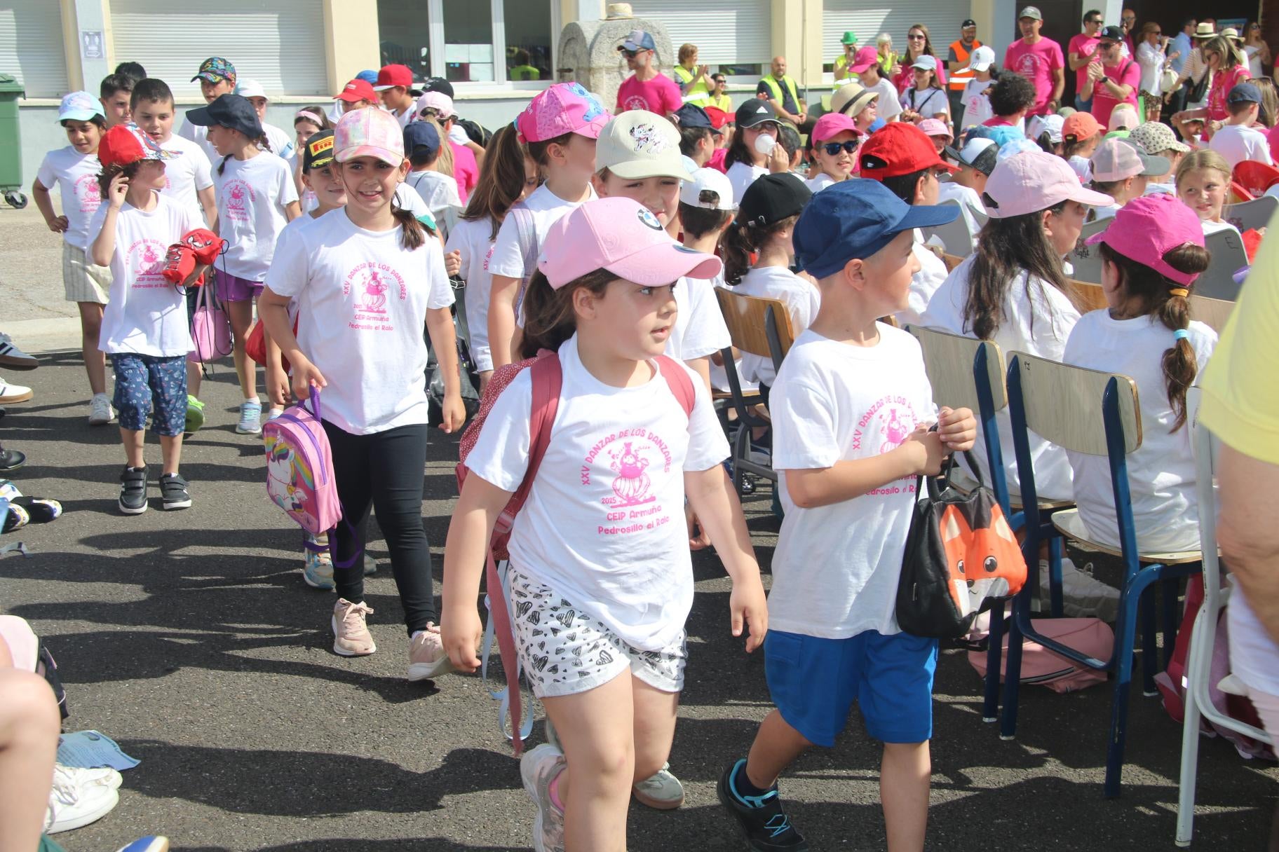 Un baile con mil niños para celebrar el XXV Danzar de los Danzares en Pedrosillo el Ralo